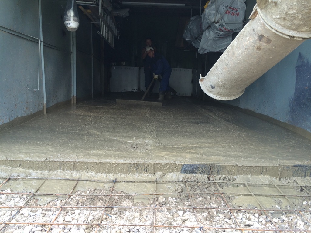 Чем покрыть бетонный пол в гараже: выбор краски, технология окрашивания